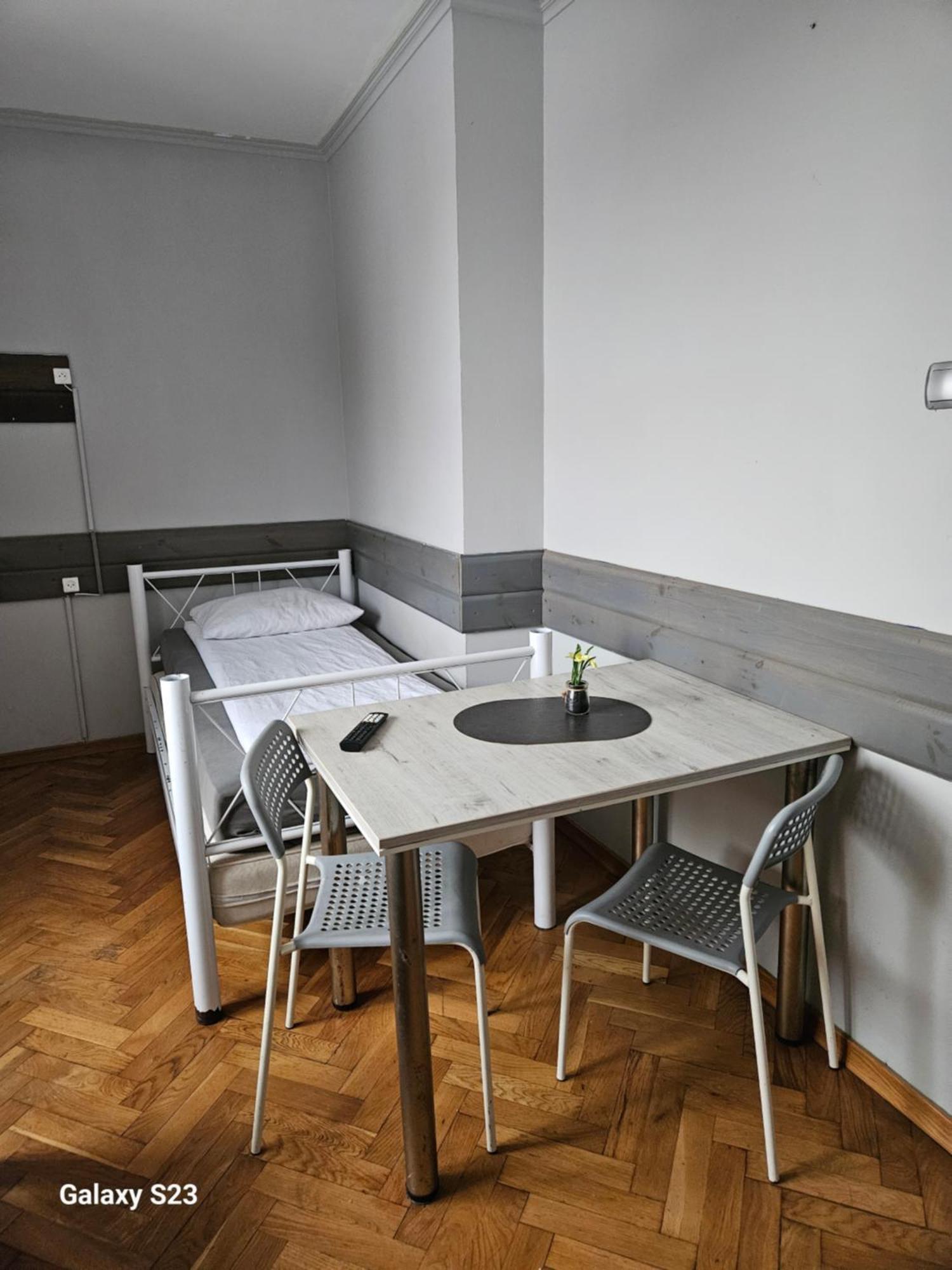 Pokoje Pracownicze Кімнати Для Працівників,Гуртожиток Swarzedz Bagian luar foto